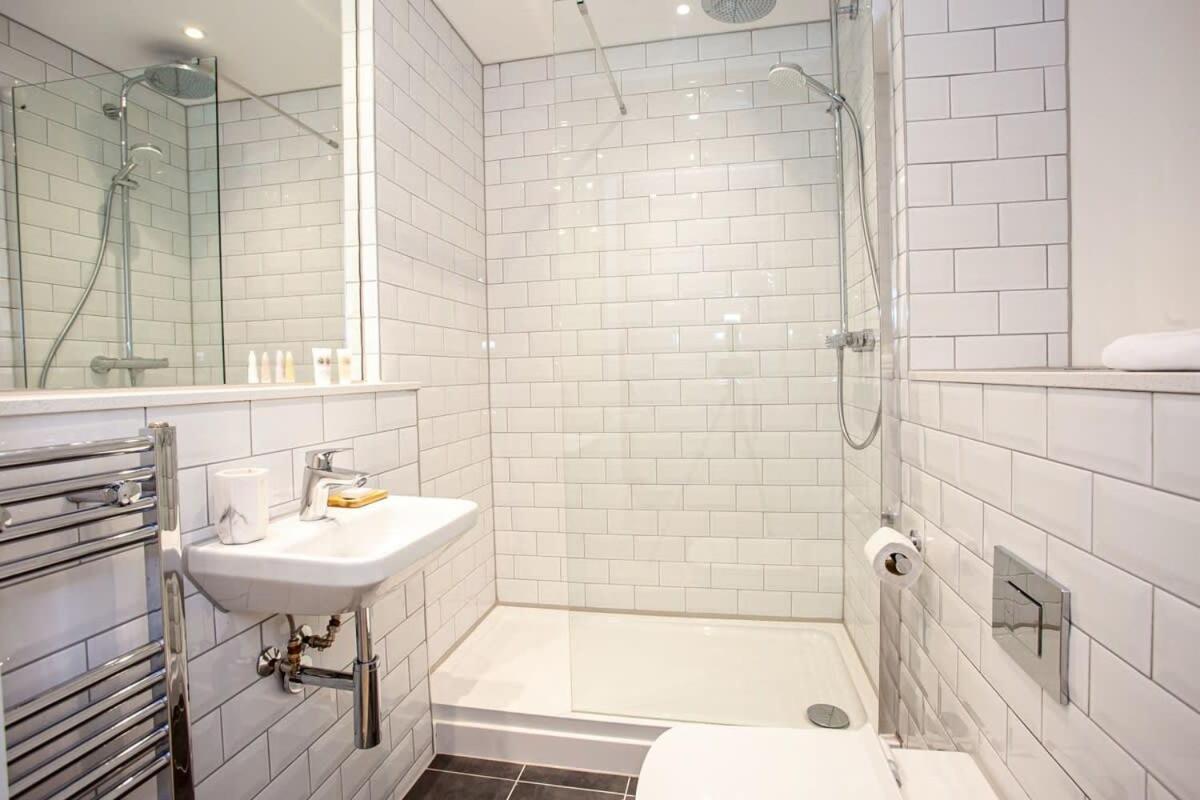 Super 2 Bed Close To Victoria Station Mánchester