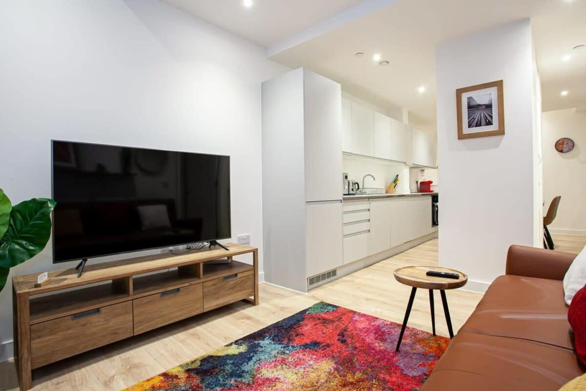 Super 2 Bed Close To Victoria Station Apartment Manchester