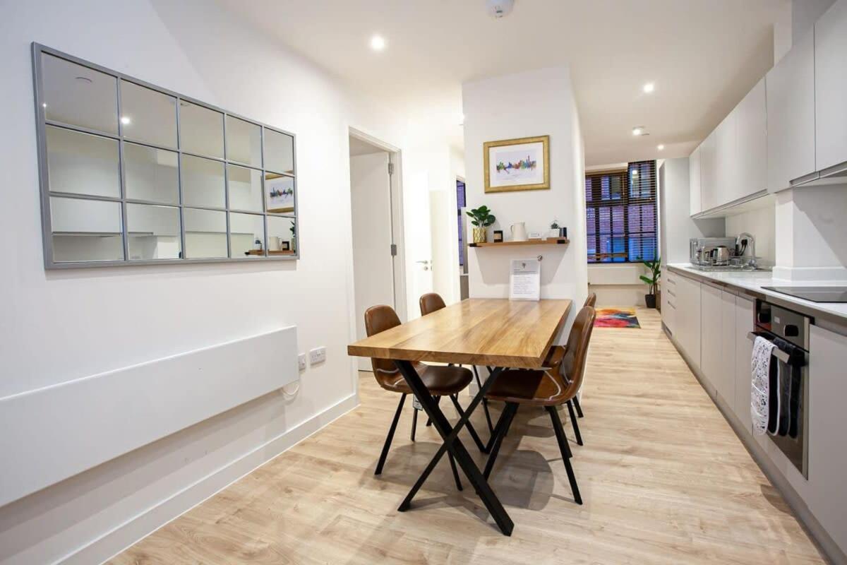 Super 2 Bed Close To Victoria Station Apartment
