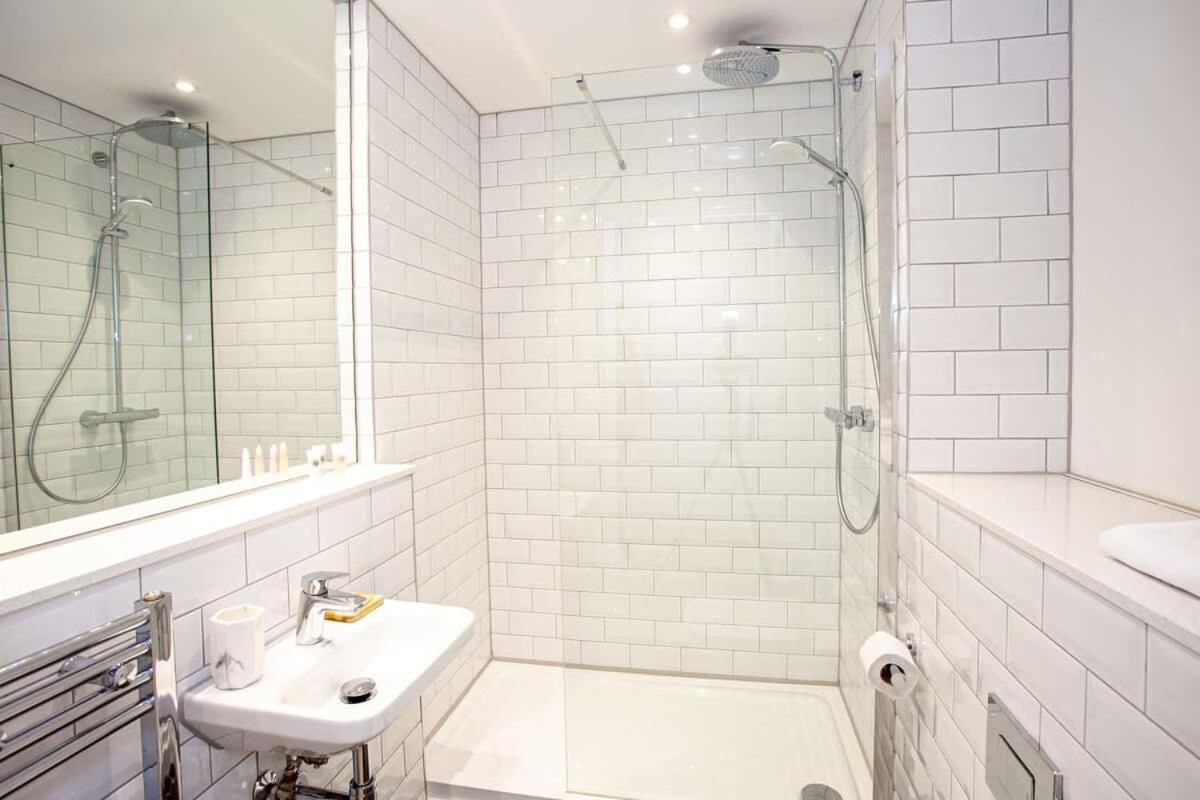 Apartment Super 2 Bed Close To Victoria Station *