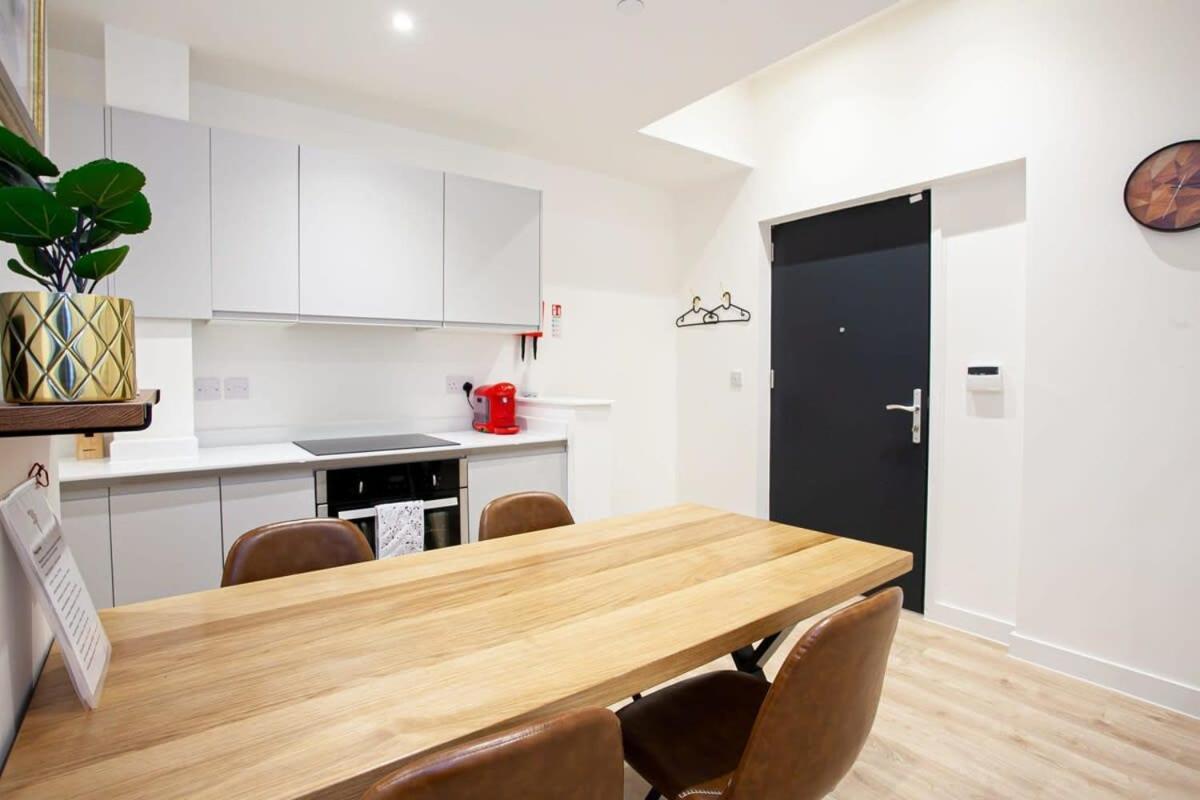 Super 2 Bed Close To Victoria Station Apartment